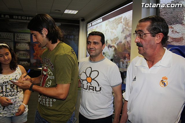 Ex futbolistas visitaron la sede de la Pea Madridista La Dcima  - 98
