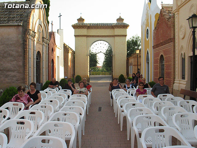 Misa celebrada en honor a la patrona del cementerio municipal 'Nuestra Seora del Carmen' - 2010 - 28