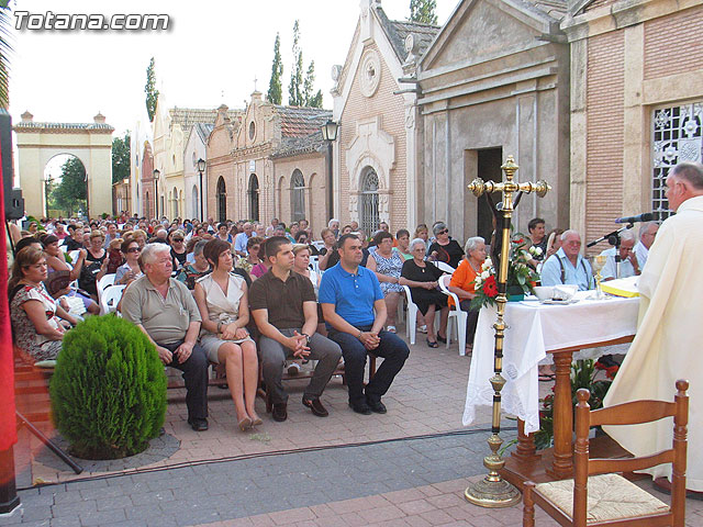 Misa celebrada en honor a la patrona del cementerio municipal 'Nuestra Seora del Carmen' - 2010 - 33