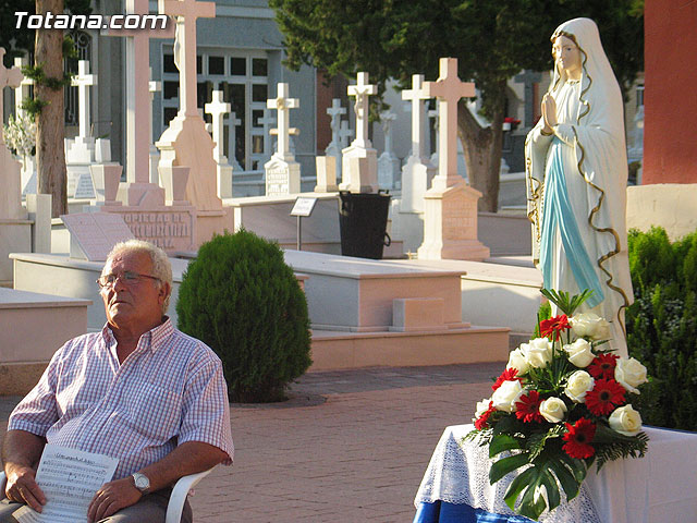 Misa celebrada en honor a la patrona del cementerio municipal 'Nuestra Seora del Carmen' - 2010 - 36