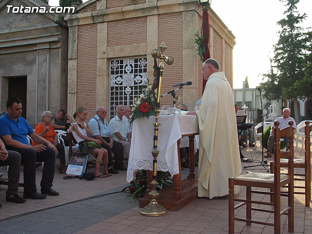 Misa celebrada en honor a la patrona del cementerio municipal 'Nuestra Seora del Carmen' - 2010 - 40