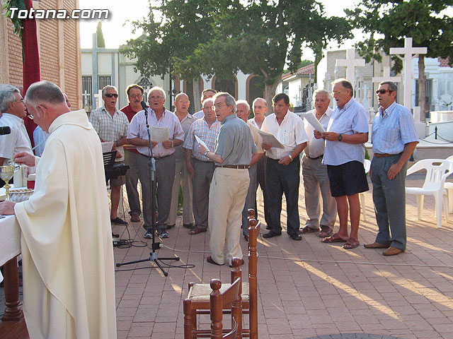 Misa celebrada en honor a la patrona del cementerio municipal 'Nuestra Seora del Carmen' - 2010 - 45