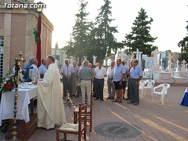 Misa celebrada en honor a la patrona del cementerio municipal 'Nuestra Seora del Carmen' - 2010 - 46