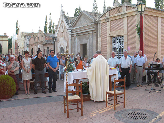 Misa celebrada en honor a la patrona del cementerio municipal 'Nuestra Seora del Carmen' - 2010 - 49
