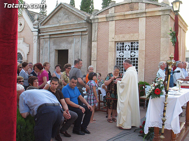 Misa celebrada en honor a la patrona del cementerio municipal 'Nuestra Seora del Carmen' - 2010 - 60