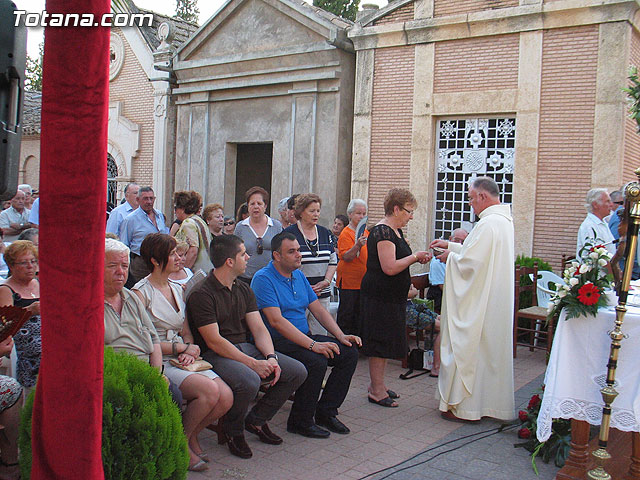 Misa celebrada en honor a la patrona del cementerio municipal 'Nuestra Seora del Carmen' - 2010 - 61