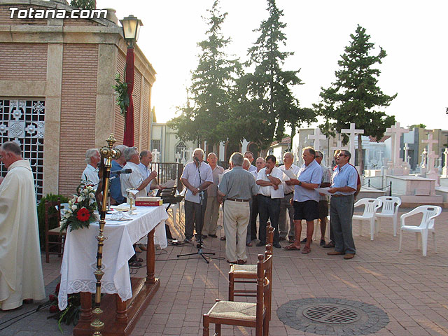 Misa celebrada en honor a la patrona del cementerio municipal 'Nuestra Seora del Carmen' - 2010 - 66