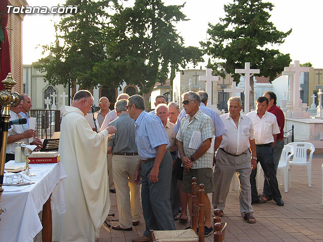 Misa celebrada en honor a la patrona del cementerio municipal 'Nuestra Seora del Carmen' - 2010 - 68