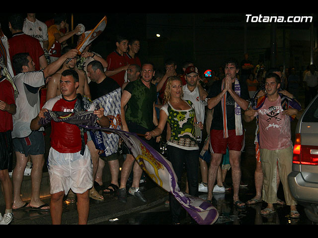 Numerosos aficionados totaneros del Real Madrid celebraron la consecucin del la Liga 2006-2007 - 10