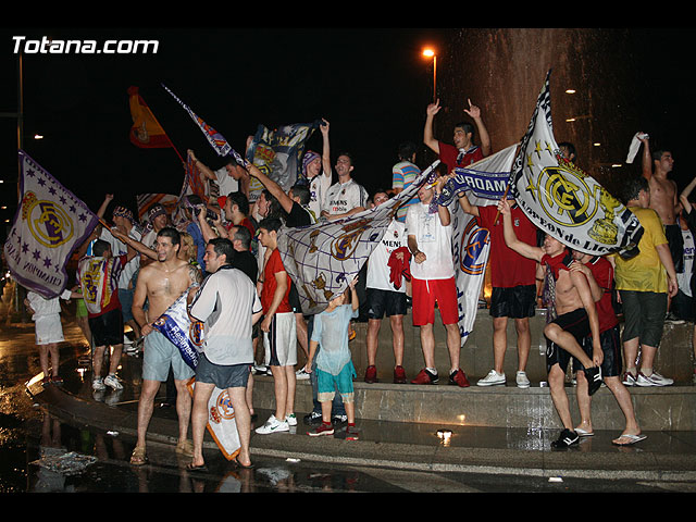Numerosos aficionados totaneros del Real Madrid celebraron la consecucin del la Liga 2006-2007 - 24